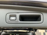 お好みの位置で止められるメモリー機能付の電動リアゲートです!後ろが狭い駐車場でもスムーズに荷物を積めて、さらに背が低い人の手がムリなく届く高さで止めることも可能です!