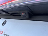 ●リアビューカメラ『入車経路を算出し、ガイドラインと補助線をディスプレイに表示します。同時にバンパーに内蔵のセンサーが障害物を感知し音で注意を促します。後方の死角も安心していただけます。』