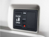 ◆片側電動スライドドア◆狭い駐車場でも乗り降りが楽々♪お子様が隣の車にドアを当ててしまう心配もございません!小さなお子様連れの方もこれで安心。