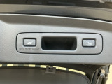 お好みの位置で止められるメモリー機能付の電動リアゲートです!後ろが狭い駐車場でもスムーズに荷物を積めて、さらに背が低い人の手がムリなく届く高さで止めることも可能です!