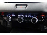 運転席と助手席の温度設定の変更が可能な左右独立タイプのデュアルエアコンです♪♪♪暑がりな人・寒がりな人も誰もが車内を快適にお過ごしいただけます♪♪♪