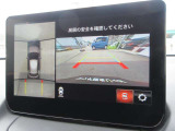 車両の前後左右にある4つのカメラを合成することで、まるでご自身のクルマを空から見ているような俯瞰での映像を映し出してくれます。バック時ももちろんのこと、前進時に視界の悪い交差点でも役に立ちますね。