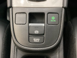 セレクトレバーの下に電子制御パーキングブレーキがあります。スイッチひとつで、停車した地点の傾斜などをシステムが検知・判断してブレーキ力を自動的に最適制御し、しっかり停車できるパーキングシステムです。