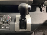 CVT車のセレクトレバーです。低速から高速まで、変速ショックのないスムーズな走りを実現するとともに、エンジン効率のよい領域を維持することで燃費にも貢献します。