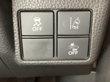 Hondaセンシング用の、VSA(ABS+TCS+横滑り抑制)解除と路外逸脱抑制機能のオンオフスイッチなどはハンドルの右側に装備しています。