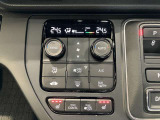 プラズマクラスター搭載フルオートエアコンディショナーとなっております。運転席と助手席でそれぞれで温度設定ができますので、快適にドライブをすることができます。