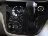 車内を快適に、オートエアコンを装備しています。