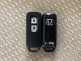 スマートキーを装備しています。鍵を差し込むことなくドアロックの開け閉めと、スタートボタン操作でのエンジンスタートができます。スペアキーも同じものを用意しております。