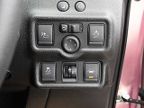 運転席右側にはエマージェンシーブレーキ、VDC、LDW(車線逸脱警報)等の操作スイッチが有ります。