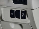 運転席の右側には助手席側スライドドアの開閉スイッチが有ります。