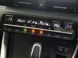 【オートエアコン】車内温度を感知して自動で温度調整をしてくれるのでいつでも快適な車内空間を創り上げます!どの席に座っても快適なドライブが楽しめます♪