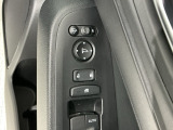 狭い駐車場で便利な電動格納ドアミラーが付いています。