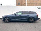 北欧流のラグジュアリーを体現したV60。伝統的なスカンジナビアン・デザインを継承しながら、躍動感にあふれ優雅な雰囲気を身にまとう、新しい潮流を具現化したスタイリングです。