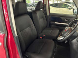 運転席の画像です。足元やシートまわりに余裕があり、リラックスした姿勢で運転が可能です。視界も良好で操作系へのアクセスもしやすく、快適で安心感のあるドライブをサポートします。