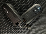 電子カードキーを携帯していれば、ドアハンドルやバックドアのリクエストスィッチを押すだけでドアの施錠、開錠が行えます。電子カードキーがないとエンジンが始動しない、盗難防止に役立つイモビライザー機能付