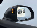 ●アウディサイドアシスト『後方の死角を並走する車両を検知しドアミラーの内側のLEDが点灯。ドライバーに注意を促し事故を未然に防ぐシステムです。』