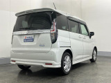右斜め後ろからのフォルム!ボックス型で車体全体を把握しやすく運転しやすそうですね♪