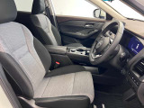 運転席も広くゆとりのある室内です