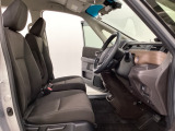 女性でも運転がしやすいように、シートの高さ調整機能(シートリフター)がついています。運転席と助手席の間が空いている為、助手席側への移動がスムーズです。交通量の多い道でも助手席側から乗り降りができます。