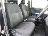 運転席の写真です!座り心地も良さそう、あなたのドライビングポジションをガッチリ支え、心地よい安心感で、ロングドライブもらくらく??