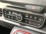 【オートエアコン】一度お好みの温度に設定すれば、車内の温度を検知し風量や温度を自動で調整。暑い&hellip;寒い&hellip;と何度もスイッチ操作をする必要はありません。快適な車内空間には必須の機能ですね♪