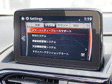 こちらのお車には先進安全装備が多数搭載されています。衝突被害を回避あるいは軽減するためのブレーキや、後方死角からの接近警報、車線逸脱を防止する警報装置など、詳しくはスタッフまでお尋ねください。