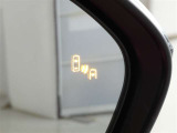 ブラインドスポットモニター装備。隣車線を走る車両を検知。ドアミラーでは確認しにくい後、側方エリアに存在する車両や急接近してくる車両も検知しドアミラーに搭載されたLEDインジケーターが点灯します。