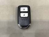 スマートキーを装備しています。鍵を差し込むことなくドアロックの開け閉めと、スタートボタン操作でのエンジンスタートができます。