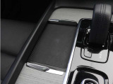 対応機種のスマートフォンを、トンネルコンソールの下のラバープレートに置いておくだけで充電可能。センターディスプレイの機能ビューを使用して、充電プレートのオンとオフを切り替えることができます。