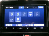 純正ナビを装備。タッチパネル式で使いやすく、お出かけもラクラクです。