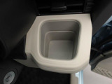 カップホルダーは運転席や助手席からちょうど手の届く位置です!!