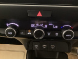 オートエアコンで、毎日のドライブを快適に。温度、風量を自動で調整し、理想的な車内環境を提供します。USBチャージャー搭載。スマートフォンなどの充電にとっても便利です。