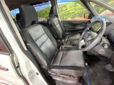 運転席まわりには十分なスペースがあり、大柄な方でもゆったり運転していただける環境です。
