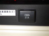 充電用USB端子付き。スマートフォンなどの充電に便利です。