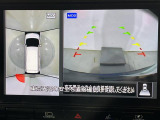 【アラウンドビューモニター】まるでクルマを真上から見下ろしたかのような視点で駐車をサポートします!クルマの斜め後ろや真横など、前後左右の4つのカメラの映像が合成されて、モニターに映し出されます。