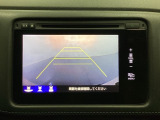 バックでの車庫入れも安心です! リアカメラが付いているバックモニター付のナビを装備しております。操作線もついており距離感も画面から確認できます。