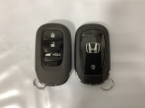 スマートキーを装備しています。鍵を差し込むことなくドアロックの開け閉めと、スタートボタン操作でのエンジンスタートができます。ボタン操作でトランクが開けられる電動テールゲートのボタンもついています。