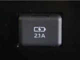 充電用USB端子付き。スマートフォン等の充電に便利です。