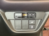 ハンドルの右下にETC2.0がついています。高速道路の料金所の通過も楽々です。 カードの取り出しもしやすい場所についています。その下には車内で操作のできる、電動テールゲートのスイッチもついています。