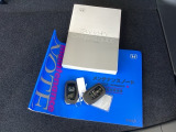 メンテナンスノート【整備記録簿】、取説も揃っています。スマートキーはバッグなどにしまったままボタン操作でエンジンの始動・停止ができて大変便利です。