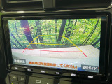 【バックカメラ】駐車時に後方がリアルタイム映像で確認できます。大型商業施設や立体駐車場での駐車時や、夜間のバック時に大活躍!運転スキルに関わらず、今や必須となった装備のひとつです!