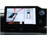 サイドクリアランスビュー表示中に、旋回時の運転操作に合わせて自動で車両を斜め後方から見たような映像を表示。