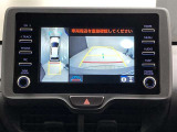 バックカメラの他に上から見下ろしたような画像が見れるアラウンド(全方位)モニター。前後左右を把握できる、すごい機能が装備されています!