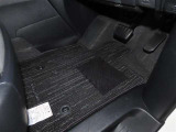 内装工程では、中古車を気持ちよくお乗りいただけるよう清掃しております。