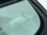 【ブラインドスポットモニター】走行中、ドアミラーの死角になりやすい箇所に後続車が接近するとサイドミラーのレンズに警告を表示!ドライバーに注意喚起をしてくれます。