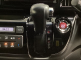 CVT車のセレクトレバーです。低速から高速まで、変速ショックのないスムーズな走りを実現するとともに、エンジン効率のよい領域を維持することで燃費にも貢献します。