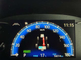 視認性に優れたメーターを採用しており、走行中でも車速や情報が分かりやすく表示されます。運転時の視線移動をむりのない範囲に抑え、快適で安心感のあるドライブをサポートします。