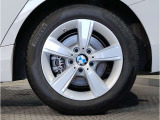 【BMWアロイホイル】軽量かつ強度に拘ったアロイホイル。走行性能ポテンシャルを引き出す設計。車の足元を引き締めてくれる大きなポイントはアロイホイルです。