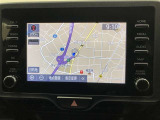 【7インチディスプレイオーディオ】各種オーディオ機能とスマホ連携機能を搭載。ナビキットを装着しているので、車載ナビとしても使用可能です。機能の詳細につきましては、展示店舗までお尋ねください。