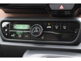 フルオートエアコンを装備。車内の温度設定だけでなく空気清浄や脱臭などの効果を発揮して車内は快適空間♪